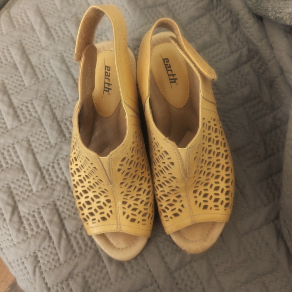 Earth Yellow Sandals with Breathable Design